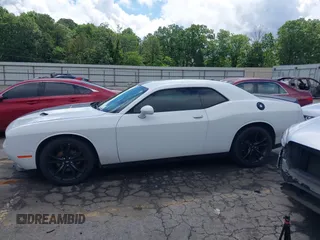 2017 Dodge Challenger SXT z VIN 2C3CDZAG7HH633821, wystawiony jako IAAI lot #42242378 z przebiegiem 97 492 mil mil oraz . Historia ofert i sprzedaży dostępna na DreamBid. Obrazek 14.