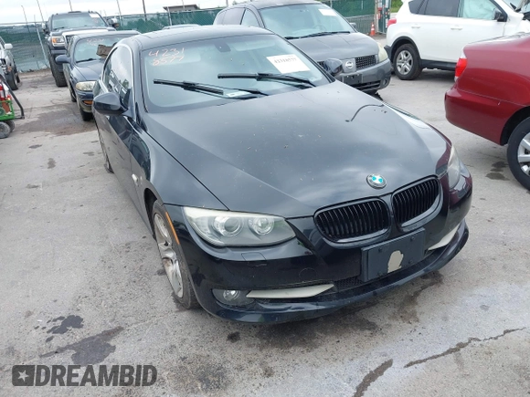 2011 BMW 3 Series 335i xDrive z VIN WBAKF9C56BE619532, wystawiony jako IAAI lot #42318577 z przebiegiem 90 922 mil mil oraz . Historia ofert i sprzedaży dostępna na DreamBid. Obrazek 6.