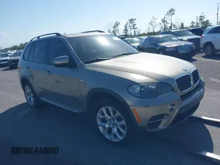 2011 BMW X5 35i with VIN 5UXZV4C57BL414643, listed as a IAAI auction lot 41400915 with 123,819 mi miles. Bid and sale history available at carsss.com. Image 1.