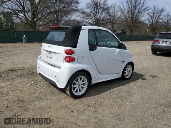2013 Smart fortwo Passion z VIN WMEEK3BA6DK640099, wystawiony jako Copart lot #50757045 z przebiegiem 102 129 mil mil oraz Czysty tytuł • Clean title. Historia ofert i sprzedaży dostępna na DreamBid. Obrazek 3.