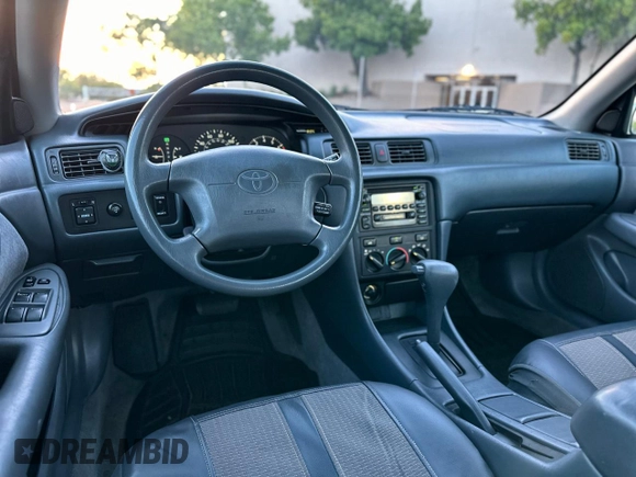 2000 Toyota Camry CE z VIN 4T1BG22K2YU669871, wystawiony jako Copart lot #57918075 z przebiegiem 164 842 mil mil oraz Czysty tytuł • Clean title. Historia ofert i sprzedaży dostępna na DreamBid. Obrazek 9.