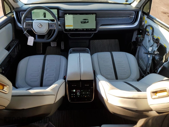 2023 Rivian R1S Launch Edition z VIN 7PDSGABL1PN005988, wystawiony jako Copart lot #42556295 z przebiegiem 19 894 mil mil oraz Szkoda całkowita • Salvage title. Historia ofert i sprzedaży dostępna na DreamBid. Obrazek 8.