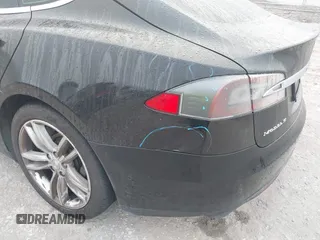 2015 Tesla Model S 85D with VIN 5YJSA1E24FF111120, listed as a IAAI auction lot 41471698 with 58,126 mi miles. Bid and sale history available at carsss.com. Image 22.