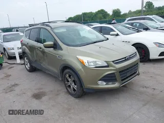 2013 Ford Escape SE z VIN 1FMCU9GX2DUC43098, wystawiony jako IAAI lot #42687520 z przebiegiem 104 084 mil mil oraz . Historia ofert i sprzedaży dostępna na DreamBid. Obrazek 1.