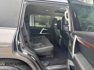 2017 Toyota Land Cruiser z VIN JTMCY7AJ5H4049172, wystawiony jako IAAI lot #41925730 z przebiegiem 204 444 mil mil oraz . Historia ofert i sprzedaży dostępna na DreamBid. Obrazek 8.