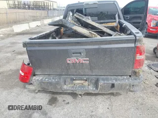 2015 GMC Sierra 1500 SLE z VIN 1GTV2UEC3FZ212843, wystawiony jako IAAI lot #42030130 z przebiegiem Nie podano mil oraz . Historia ofert i sprzedaży dostępna na DreamBid. Obrazek 16.