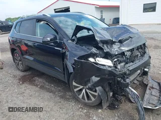 2024 Volkswagen Taos SE z VIN 3VVEX7B24RM058102, wystawiony jako IAAI lot #42094745 z przebiegiem 12 003 mil mil oraz . Historia ofert i sprzedaży dostępna na DreamBid. Obrazek 1.