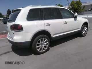 2008 Volkswagen Touareg V6 z VIN WVGBE77L38D033206, wystawiony jako IAAI lot #41903936 z przebiegiem Nie podano mil oraz . Historia ofert i sprzedaży dostępna na DreamBid. Obrazek 4.
