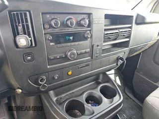 2014 Chevrolet Express Cargo z VIN 1GCSGAFX3E1200712, wystawiony jako IAAI lot #42854205 z przebiegiem 64 421 mil mil oraz . Historia ofert i sprzedaży dostępna na DreamBid. Obrazek 12.