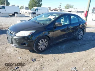 2013 Ford Focus SE z VIN 1FADP3F2XDL280298, wystawiony jako IAAI lot #40493858 z przebiegiem 126 051 mil mil oraz . Historia ofert i sprzedaży dostępna na DreamBid. Obrazek 2.