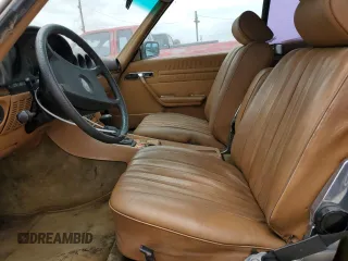 1985 Mercedes-Benz 380 z VIN WDBBA45C4FA019328, wystawiony jako Copart lot #59980015 z przebiegiem 122 282 mil mil oraz Czysty tytuł • Clean title. Historia ofert i sprzedaży dostępna na DreamBid. Obrazek 7.