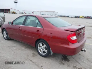 2003 Toyota Camry LE z VIN 4T1BF32K83U056252, wystawiony jako IAAI lot #41944815 z przebiegiem 324 105 mil mil oraz . Historia ofert i sprzedaży dostępna na DreamBid. Obrazek 3.