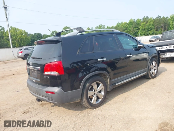 2013 Kia Sorento EX z VIN 5XYKU4A22DG364988, wystawiony jako IAAI lot #42391851 z przebiegiem 221 693 mil mil oraz . Historia ofert i sprzedaży dostępna na DreamBid. Obrazek 4.