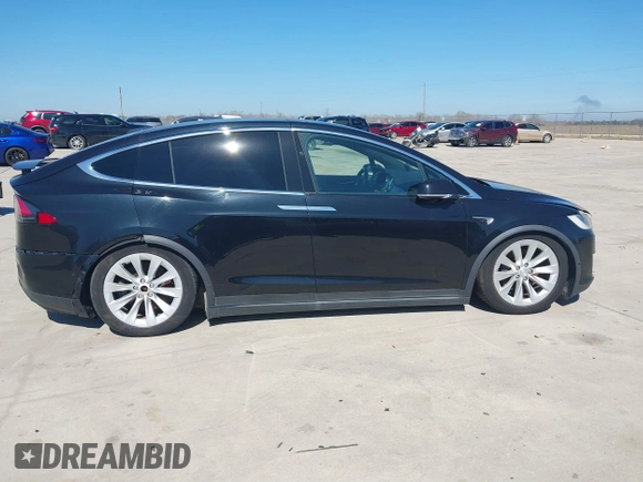 2017 Tesla Model X 90D z VIN 5YJXCAE28HF059140, wystawiony jako IAAI lot #41648518 z przebiegiem Nie podano mil oraz . Historia ofert i sprzedaży dostępna na DreamBid. Obrazek 12.
