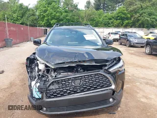 2024 Toyota Corolla Cross XLE z VIN 7MUDAAAG4RV099759, wystawiony jako IAAI lot #42123306 z przebiegiem 6 259 mil mil oraz . Historia ofert i sprzedaży dostępna na DreamBid. Obrazek 6.