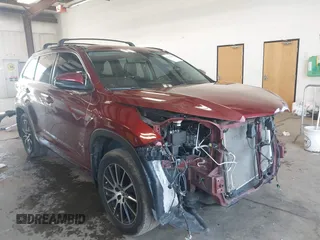 2018 Toyota Highlander SE z VIN 5TDJZRFH0JS886105, wystawiony jako IAAI lot #42161650 z przebiegiem 59 897 mil mil oraz . Historia ofert i sprzedaży dostępna na DreamBid. Obrazek 1.