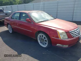 2006 Cadillac DTS 1SC z VIN 1G6KD57Y86U180905, wystawiony jako IAAI lot #42213216 z przebiegiem 305 652 mil mil oraz . Historia ofert i sprzedaży dostępna na DreamBid. Obrazek 1.