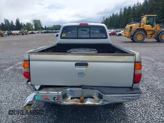 2002 Toyota Tacoma z VIN 5TEWM72N82Z048137, wystawiony jako IAAI lot #42299888 z przebiegiem 476 439 mil mil oraz . Historia ofert i sprzedaży dostępna na DreamBid. Obrazek 16.