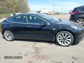2018 Tesla Model 3 Long Range Battery z VIN 5YJ3E1EB6JF086612, wystawiony jako IAAI lot #42149440 z przebiegiem 101 170 mil mil oraz . Historia ofert i sprzedaży dostępna na DreamBid. Obrazek 13.