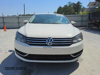 2014 Volkswagen Passat S z VIN 1VWAT7A3XEC092377, wystawiony jako Copart lot #50819465 z przebiegiem 133 119 mil mil oraz Czysty tytuł • Clean title. Historia ofert i sprzedaży dostępna na DreamBid. Obrazek 5.