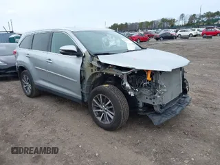 2019 Toyota Highlander SE z VIN 5TDJZRFH8KS727883, wystawiony jako IAAI lot #41882956 z przebiegiem 56 043 mil mil oraz . Historia ofert i sprzedaży dostępna na DreamBid. Obrazek 1.