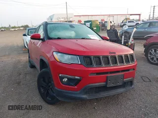 2019 Jeep Compass Altitude z VIN 3C4NJCBB4KT755810, wystawiony jako IAAI lot #41197022 z przebiegiem 66 456 mil mil oraz . Historia ofert i sprzedaży dostępna na DreamBid. Obrazek 1.
