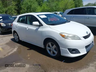 2009 Toyota Matrix S z VIN 2T1LE40E09C009673, wystawiony jako IAAI lot #42157031 z przebiegiem 185 656 mil mil oraz . Historia ofert i sprzedaży dostępna na DreamBid. Obrazek 1.