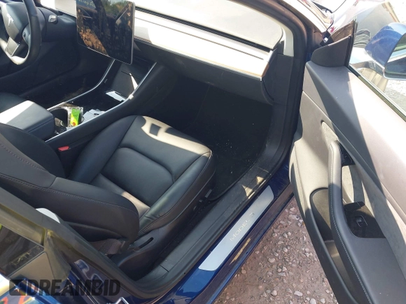 2018 Tesla Model 3 Long Range Battery z VIN 5YJ3E1EB0JF064945, wystawiony jako IAAI lot #42198286 z przebiegiem 35 112 mil mil oraz . Historia ofert i sprzedaży dostępna na DreamBid. Obrazek 5.