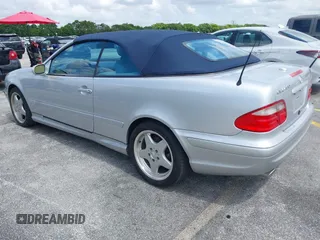 2001 Mercedes-Benz CLK 320/430 z VIN WDBLK70GX1T069063, wystawiony jako IAAI lot #42353619 z przebiegiem 107 770 mil mil oraz . Historia ofert i sprzedaży dostępna na DreamBid. Obrazek 3.