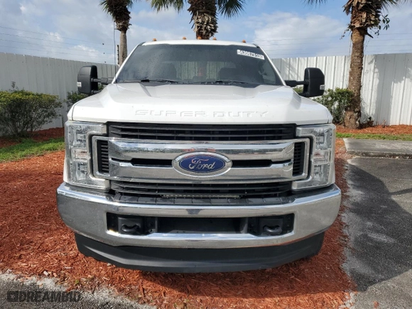 2019 Ford Super Duty F-350 DRW XL with VIN 1FT8W3DT3KEE42459, listed as a Copart auction lot 43067515 with 321,307 mi miles and Clean Title. Bid and sale history available at carsss.com. Image 5.