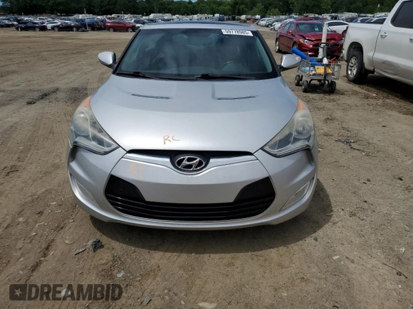 2013 Hyundai Veloster w/Gray Int z VIN KMHTC6AD3DU135296, wystawiony jako Copart lot #59778985 z przebiegiem 125 134 mil mil oraz Czysty tytuł • Clean title. Historia ofert i sprzedaży dostępna na DreamBid. Obrazek 5.