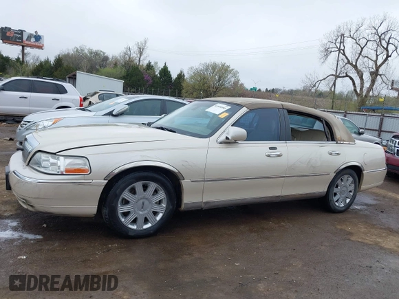2003 Lincoln Town Car Cartier z VIN 1LNHM83W03Y656352, wystawiony jako IAAI lot #41898985 z przebiegiem 112 712 mil mil oraz . Historia ofert i sprzedaży dostępna na DreamBid. Obrazek 14.