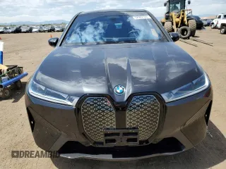 2023 BMW iX xDrive50 z VIN WB523CF03PCM09655, wystawiony jako Copart lot #52922124 z przebiegiem 3159 mil mil oraz . Historia ofert i sprzedaży dostępna na DreamBid. Obrazek 5.