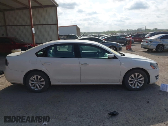 2015 Volkswagen Passat Limited Edition Edition z VIN 1VWAT7A31FC055719, wystawiony jako IAAI lot #42053299 z przebiegiem 166 746 mil mil oraz . Historia ofert i sprzedaży dostępna na DreamBid. Obrazek 13.