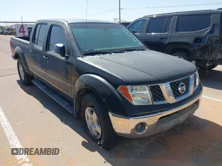 2007 Nissan Frontier SE z VIN 1N6AD09W67C437071, wystawiony jako IAAI lot #42194554 z przebiegiem 157 239 mil mil oraz . Historia ofert i sprzedaży dostępna na DreamBid. Obrazek 1.