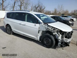 2018 Chrysler Pacifica Touring L with VIN 2C4RC1BG4JR211577, listed as a Copart auction lot 49808885 with 123,246 mi miles and Salvage Title. Bid and sale history available at carsss.com. Image 4.