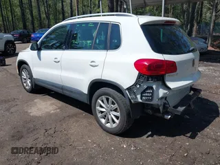 2017 Volkswagen Tiguan Wolfsburg Edition z VIN WVGSV7AX5HK003552, wystawiony jako IAAI lot #41989058 z przebiegiem 109 127 mil mil oraz . Historia ofert i sprzedaży dostępna na DreamBid. Obrazek 3.