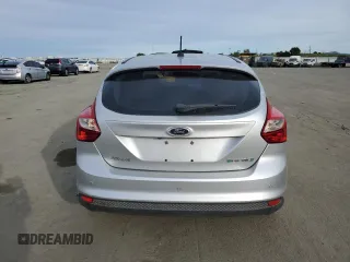 2013 Ford Focus Electric z VIN 1FADP3R43DL139862, wystawiony jako Copart lot #45901885 z przebiegiem 62 040 mil mil oraz Szkody całkowita. Historia ofert i sprzedaży dostępna na DreamBid. Obrazek 6.