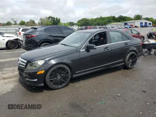 2013 Mercedes-Benz C 300 Sport z VIN WDDGF8AB4DR250411, wystawiony jako Copart lot #59503675 z przebiegiem 152 157 mil mil oraz Szkoda całkowita • Salvage title. Historia ofert i sprzedaży dostępna na DreamBid. Obrazek 1.