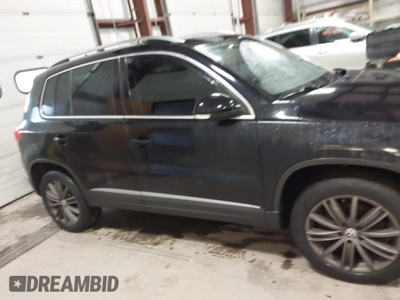 2013 Volkswagen Tiguan SE z VIN WVGBV7AX3DW508802, wystawiony jako IAAI lot #41471406 z przebiegiem 102 426 mil mil oraz . Historia ofert i sprzedaży dostępna na DreamBid. Obrazek 13.
