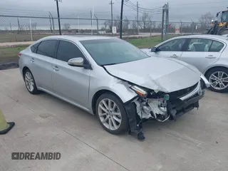 2013 Toyota Avalon XLE z VIN 4T1BK1EBXDU036887, wystawiony jako IAAI lot #41562650 z przebiegiem 78 850 mil mil oraz . Historia ofert i sprzedaży dostępna na DreamBid. Obrazek 1.