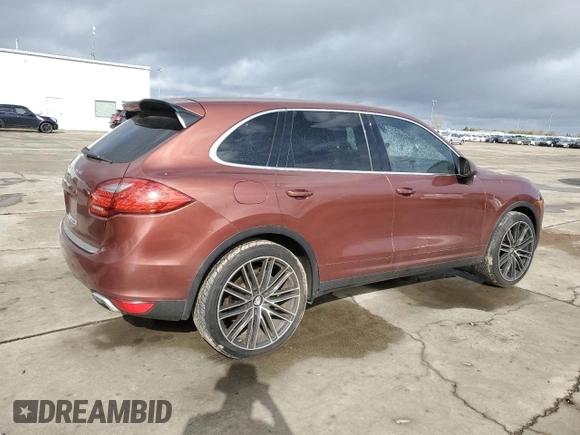 2012 Porsche Cayenne z VIN WP1AA2A21CLA06372, wystawiony jako Copart lot #49437725 z przebiegiem 137 530 mil mil oraz Szkoda całkowita • Salvage title. Historia ofert i sprzedaży dostępna na DreamBid. Obrazek 3.