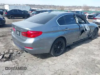 2018 BMW 5 Series 530i xDrive z VIN WBAJA7C59JWC74703, wystawiony jako IAAI lot #41811761 z przebiegiem 54 649 mil mil oraz . Historia ofert i sprzedaży dostępna na DreamBid. Obrazek 4.