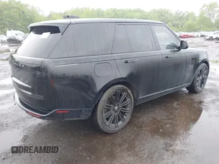 2024 Land Rover Range Rover SE z VIN SALKP9E96RA092327, wystawiony jako IAAI lot #42336138 z przebiegiem 41 600 mil mil oraz . Historia ofert i sprzedaży dostępna na DreamBid. Obrazek 4.