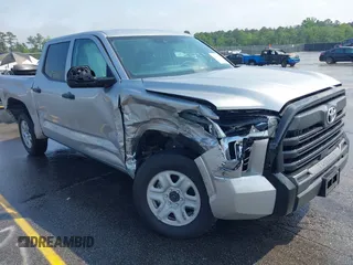 2024 Toyota Tundra SR z VIN 5TFKB5DB1RX168780, wystawiony jako IAAI lot #42211584 z przebiegiem 27 638 mil mil oraz . Historia ofert i sprzedaży dostępna na DreamBid. Obrazek 1.