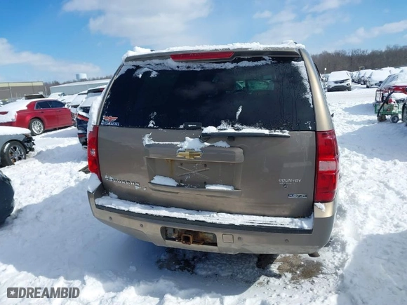 2007 Chevrolet Suburban LT with VIN 1GNFK16317R366798, listed as a IAAI auction lot 41582762 with 215,181 mi miles. Bid and sale history available at carsss.com. Image 16.