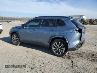 2023 Toyota Corolla Cross XLE z VIN 7MUDAAAG5PV055380, wystawiony jako Copart lot #46280925 z przebiegiem 12 575 mil mil oraz Szkody całkowita. Historia ofert i sprzedaży dostępna na DreamBid. Obrazek 2.