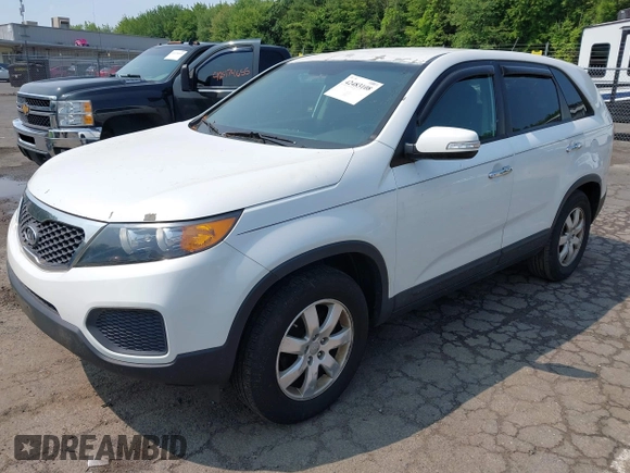 2012 Kia Sorento LX z VIN 5XYKT4A15CG256924, wystawiony jako IAAI lot #42483108 z przebiegiem 208 525 mil mil oraz . Historia ofert i sprzedaży dostępna na DreamBid. Obrazek 2.