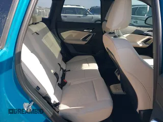 2025 BMW X1 xDrive28i z VIN WBX73EF04S5082009, wystawiony jako IAAI lot #41511596 z przebiegiem 3 561 mil mil oraz . Historia ofert i sprzedaży dostępna na DreamBid. Obrazek 8.