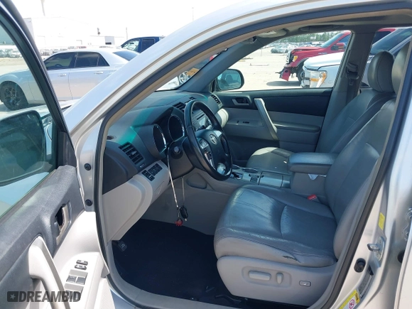 2011 Toyota Highlander with VIN 5TDZK3EH3BS041465, listed as a IAAI auction lot 41709017 with 183,674 mi miles. Bid and sale history available at carsss.com. Image 5.